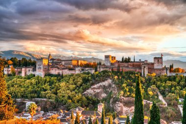 Günbatımında İnanılmaz Bulutlar, Granada, Endülüs, İspanya ile Alhambra Kalesi Hava Görüntüsü