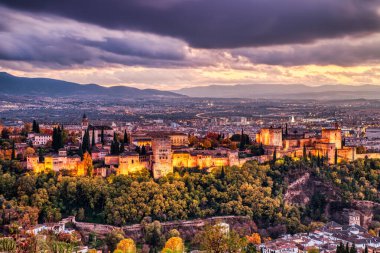 Aydınlatılmış Alhambra Kalesi Hava Görüntüsü Dusk, Granada, Endülüs, İspanya 