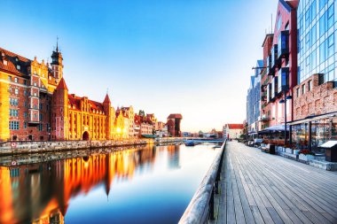 Polonya, Sunrise 'da Sakin Motlawa Nehri ile aydınlatılmış Gdansk Eski Kasabası 