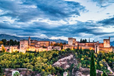 Aydınlatılmış Alhambra Kalesi Hava Görüntüsü Dusk, Granada, Endülüs, İspanya 