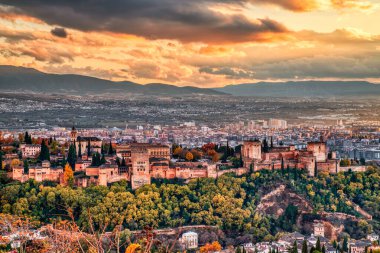 Gün batımında Muhteşem Bulutlar, Granada, Endülüs ile Alhambra Kalesi Hava Görüntüsü  