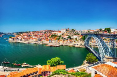 Portekiz 'in güneşli bir gününde I. Luis Köprüsü ve Douro Nehri ile Porto Havacılık Şehri  