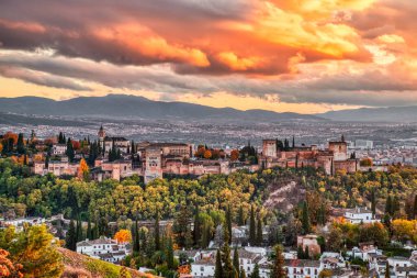Günbatımında İnanılmaz Bulutlar, Granada, Endülüs, İspanya ile Alhambra Kalesi Hava Görüntüsü 