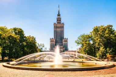 Polonya 'nın Varşova şehrinde güneşli bir günde Çeşme ile Kültür ve Bilim Sarayı   