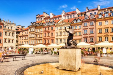 Polonya 'nın başkenti Varşova' da Eski Şehir Meydanı 