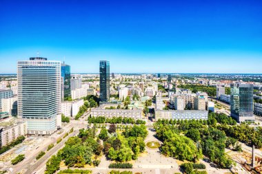 Polonya 'da güneşli bir günde modern gökdelenlerle Varşova Şehri Havacılık Manzarası  
