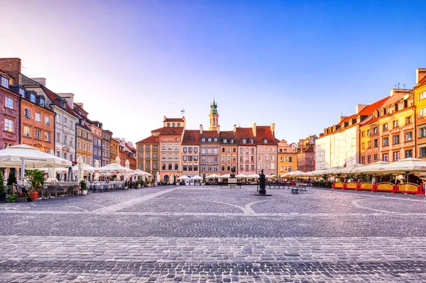 Πλατεία Παλιάς Πόλης Στη Βαρσοβία Κατά Διάρκεια Μιας Ηλιόλουστης Ημέρας — Φωτογραφία Αρχείου