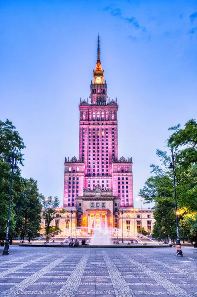 Φωτισμένο Παλάτι Πολιτισμού Και Επιστημών Πηγή Στο Dusk Της Βαρσοβίας — Φωτογραφία Αρχείου