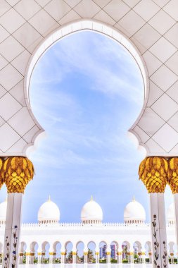 Güneşli bir günde Abu Dabi 'deki Şeyh Zayed Camii Sütunları  