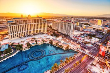 LAS VEGAS, ABD - 20 Nisan 2023 'te Las Vegas, ABD' de ünlü Bellagio oteli ile günbatımında Strip Aerial View. Las Vegas dünyanın en iyi turizm merkezlerinden biridir.   