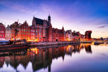 Sunset, Polonya ve Avrupa 'da Sakin Motlawa Nehri ile Aydınlanmış Gdansk Eski Kasabası 