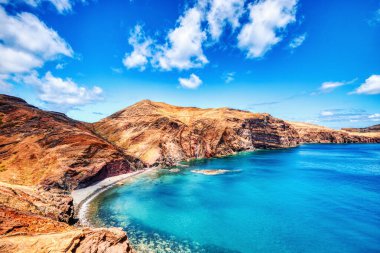 Madeira Adası manzarası, Portekiz 'in güneşli bir gününde Ponta de Sao Lourenco manzarası  