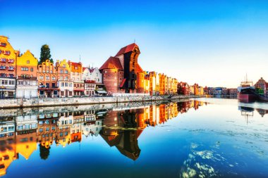 Polonya, Sunrise 'da Sakin Motlawa Nehri ile aydınlatılmış Gdansk Eski Kasabası 