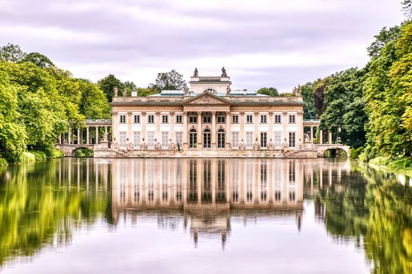 ポーランド ワルシャワのラツィエンキ公園の水の上の王宮 — ストック写真