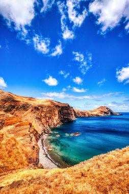 Madeira Adası manzarası, Portekiz 'in güneşli bir gününde Ponta de Sao Lourenco manzarası  