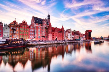 Sunset, Polonya ve Avrupa 'da Sakin Motlawa Nehri ile Aydınlanmış Gdansk Eski Kasabası