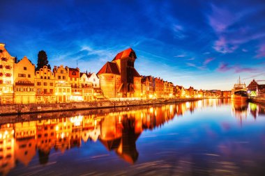 Dusk, Polonya ve Avrupa 'da Sakin Motlawa Nehri ile aydınlatılmış Gdansk Eski Kasabası 