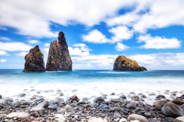 Manzara Görünümü: Ilheus da Ribeira da Janela Sunny Day, Madeira, Portekiz 
