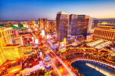LAS VEGAS, ABD - 20 Nisan 2023 'te Las Vegas, ABD' de yeni The Cosmopolitan ve Aria otelleri ile günbatımında Strip Aerial view. Las Vegas dünyanın en iyi turizm merkezlerinden biridir.   