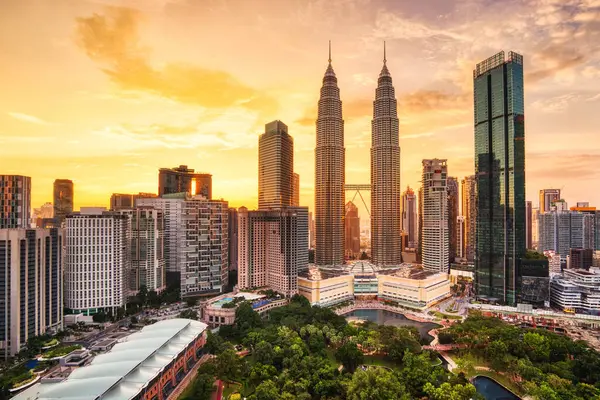 Malezya, Alacakaranlık 'ta Kuala Kumpur Skyline  