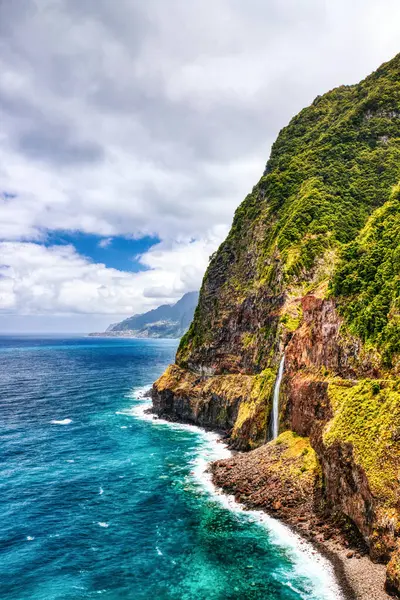 Madeira Vahşi Kıyı Veu da Noiva 'dan Şelale manzaralı Madeira, Madeira  