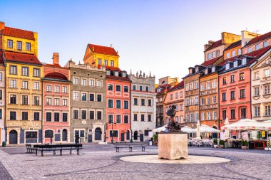 Polonya 'nın başkenti Varşova' da Eski Şehir Meydanı   
