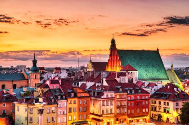 Polonya 'nın Renkli Günbatımında Varşova Eski Şehir Hava Görüntüsü  