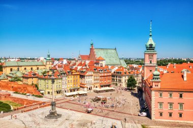 Varşova Eski Şehir Hava Sahası Sunny Summer Day sırasında Blue Sky, Polonya  