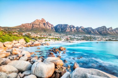 Cape Town Günbatımı Kamp Koyu Sahili üzerinde Masa Dağı ve Arka planda 12 Havari, Güney Afrika   