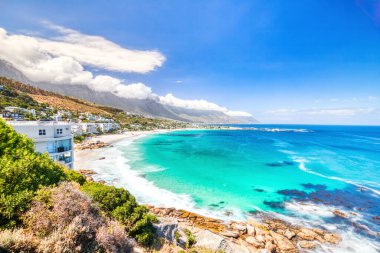 Cape Town 'daki Clifton Sahili manzarası Güneşli bir günde, Güney Afrika   