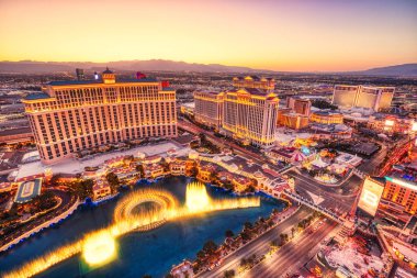 LAS VEGAS, ABD - 20 Nisan 2023 'te Las Vegas, ABD' de ünlü Bellagio oteli ile günbatımında Strip Aerial View. Las Vegas dünyanın en iyi turizm merkezlerinden biridir.          