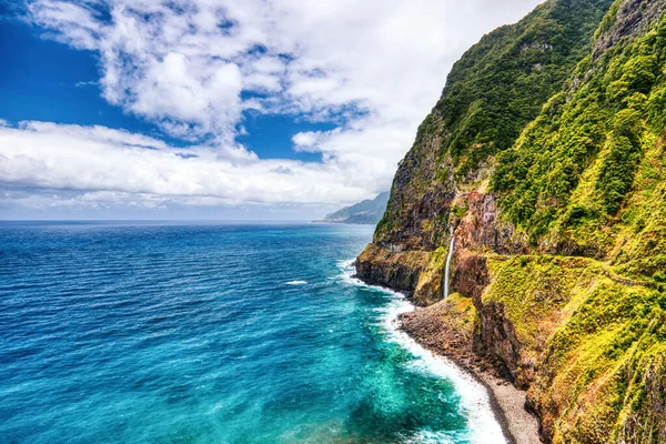 Madeira Vahşi Kıyı Veu da Noiva 'dan Şelale manzaralı Madeira, Madeira 