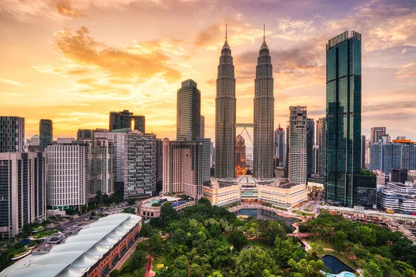 Malezya, Alacakaranlık 'ta Kuala Kumpur Skyline     