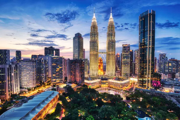 Malezya, Alacakaranlık 'ta Kuala Kumpur Skyline    