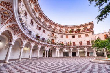 İspanya, Seville 'deki Picturesque Plaza del Cabildo Meydanı   
