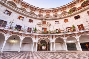 İspanya, Seville 'deki Picturesque Plaza del Cabildo Meydanı  