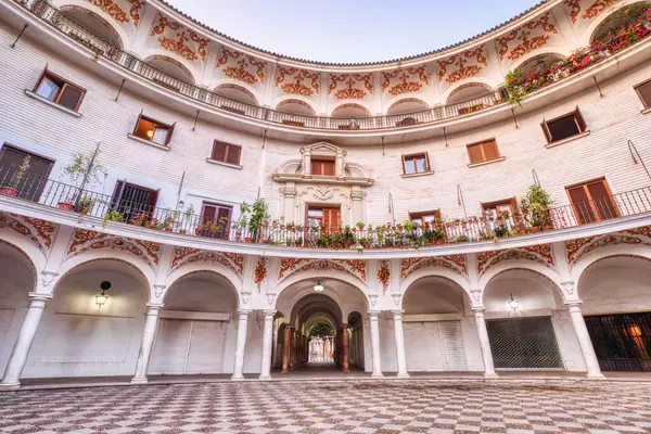İspanya, Seville 'deki Picturesque Plaza del Cabildo Meydanı  