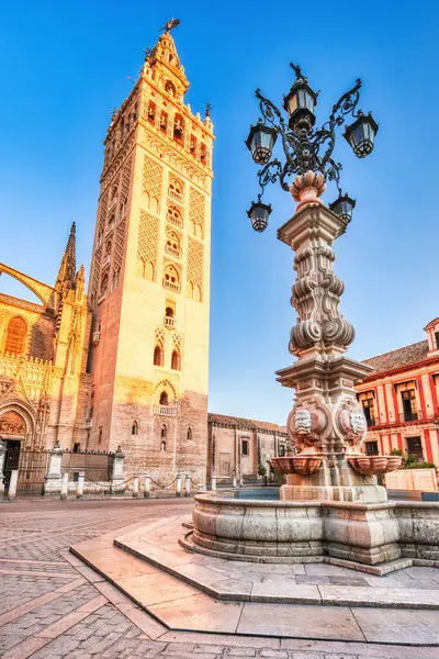 Katedra Sewilli Wieża Giralda Wschodzie Słońca Sewilla Hiszpania — Zdjęcie stockowe