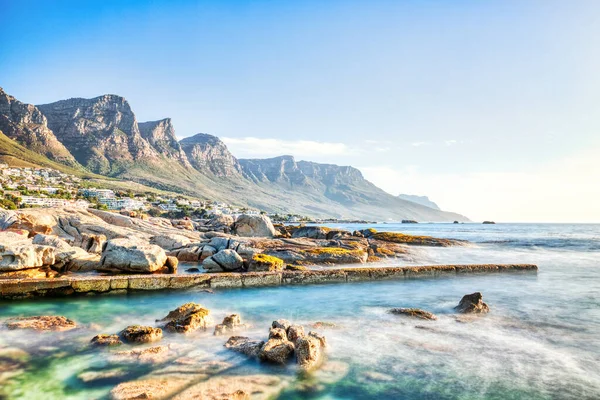 Kaapstad Zonsondergang Boven Camps Bay Beach Met Tafelberg Twaalf Apostelen Stockafbeelding