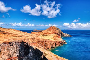 Madeira Adası manzarası, Portekiz 'in güneşli bir gününde Ponta de Sao Lourenco manzarası  