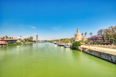 Altın Kule (Torre del Oro) ve Sevilla 'da Guadalquivir Nehri, Güneşli bir günde, Endülüs, İspanya 