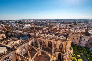 Sevilla Katedrali ve diğer ünlü yerlerin bulunduğu Sevilla Havacılık Manzarası Güzel Güneşli Gün, İspanya 