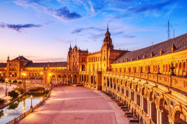 İspanya, Endülüs, İspanya, Sevilla 'daki Plaza de Espana.  
