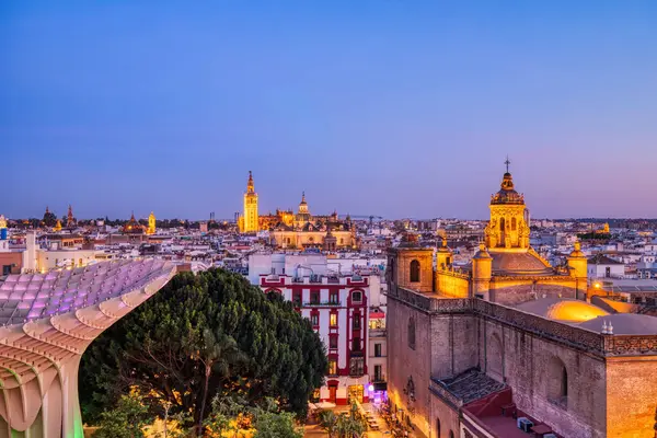 Seville City Skyline manzaralı Aydınlatılmış Uzay Metropol Şemsiyesi ile Karanlık, Seville, İspanya 'da  