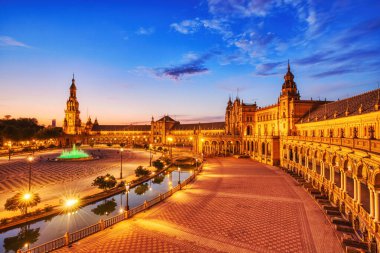 İspanya, Endülüs, İspanya, Sevilla 'daki Plaza de Espana.  