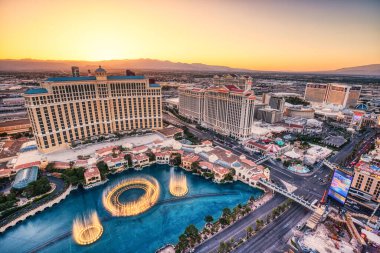 LAS VEGAS, ABD - 20 Nisan 2023 'te Las Vegas, ABD' de ünlü Bellagio oteli ile günbatımında Strip Aerial View. Las Vegas dünyanın en iyi turizm merkezlerinden biridir.  