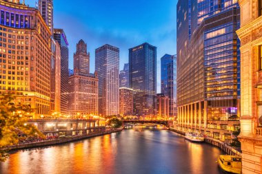 Chicago Şehir Merkezi Şikago Nehri ile Dusk, Illinois  