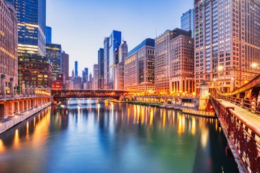 Chicago Şehir Merkezi Şikago Nehri ile Dusk, Illinois 