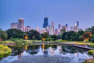 Chicago Skyline, Lincoln Park, Illinois 'deki göletin üzerindeki Dusk' ta. 