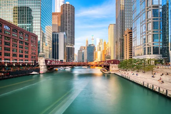 Chicago Downtown Cityscape Con Chicago River Atardecer Illinois Imagen de stock